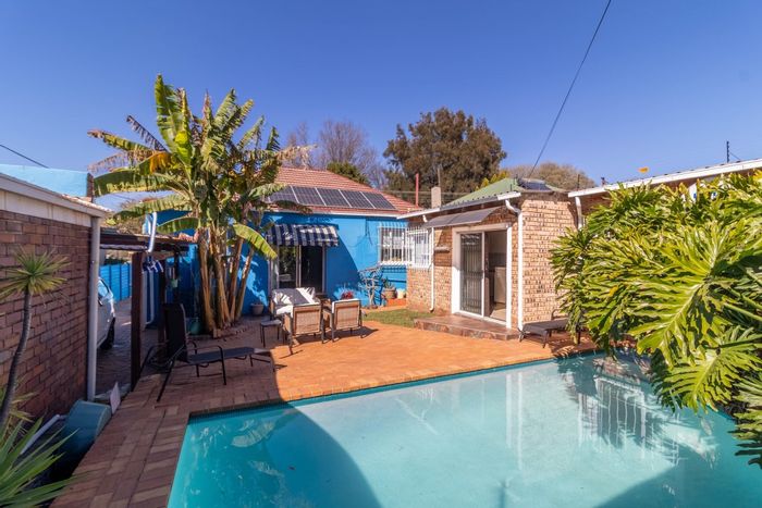 Kensington House For Sale: 3 Bedrooms, Flatlet, Pool, Off-Street Parking.