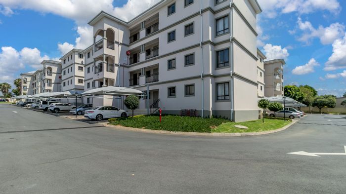 Noordwyk Apartment For Sale: 2 Bedrooms, pool, clubhouse, secure estate living.