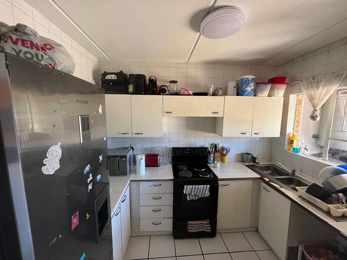 Ground floor apartment in Buccleuch with pool access, ideal for investors. For Sale.