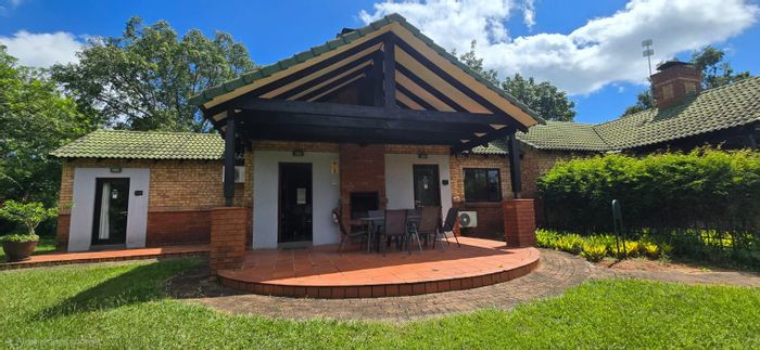 House For Sale in Greenway Woods: 3 beds, communal pool, near golf course.