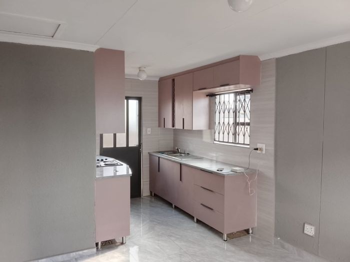 2 Bed House To Rent in Protea Glen with Parking and Built-in Cupboards.