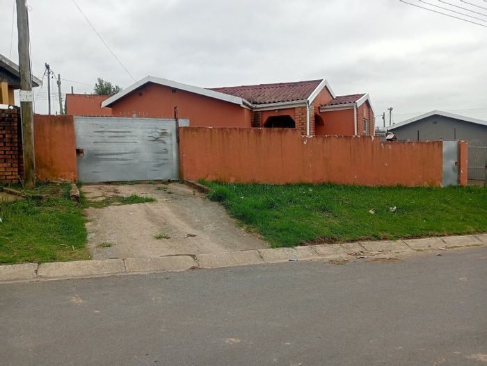 2 Bedroom House with Flats for Sale in Mdantsane Nu 11, great investment opportunity.