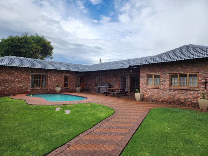 Dual-living house for sale in Flamwood with pool, gardens, and ample parking.