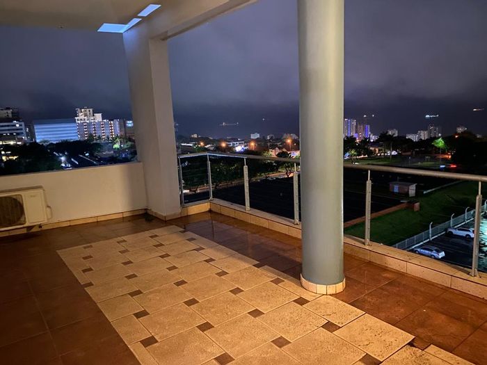 Umhlanga Ridge Apartment To Rent: 4 en suite bedrooms, pool, parking, great views.