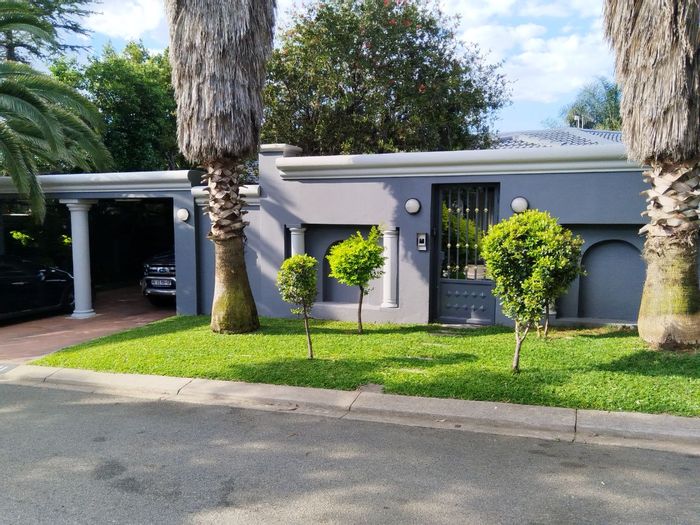 Cozy 1-bedroom apartment in Fourways with aircon, dressing room, and secure parking.