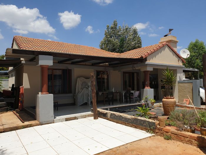 For Sale: House in Willow Park Manor with 2 beds, garage, garden, security.