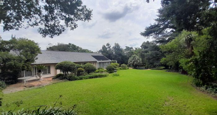 For Sale: Spacious Ferndale House with 4 Bedrooms, Pool, and Security Features.