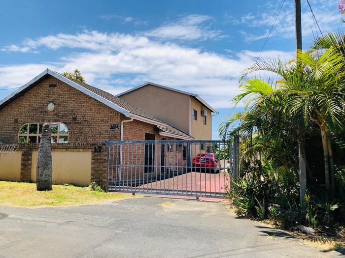 For Sale: Spacious 5-bedroom house in Marburg with ample parking and water tank.