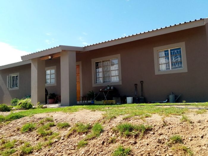 For Sale: House in Augrabies with 3 bedrooms, splash pool, and solar power.