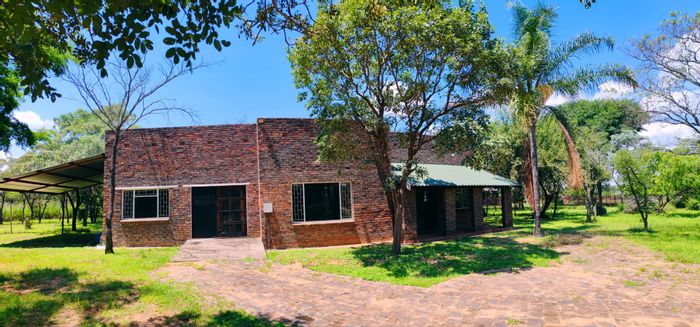 3 Bedroom House for Sale in Vaalwater Central with large stand and entertainment room.