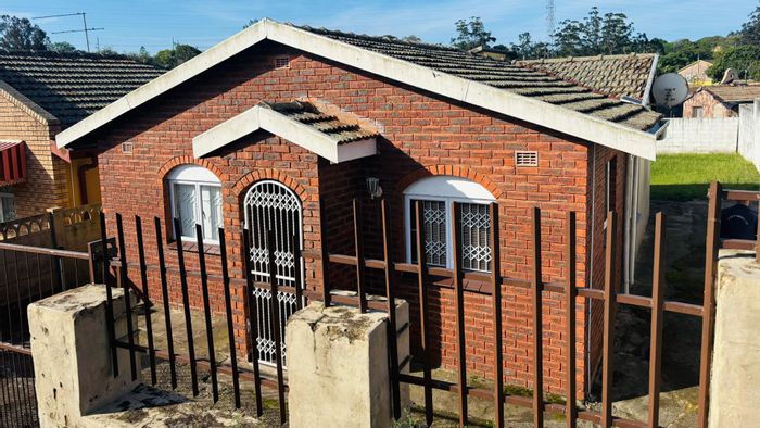 Charming 2-bedroom house in Havenside with spacious yard and flexible layout. For Sale.