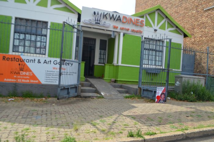 For Sale: House in Krugersdorp Central with 3 bedrooms, entertainment area, and outbuildings.