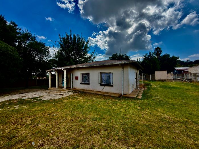 Dawkinsville House For Sale: 3 bedrooms, large lounge, prepaid utilities, renovation potential.