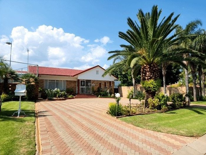 Spacious 5-Bedroom House with Pool, Tennis Court, and Development Potential in Flamwood