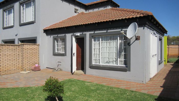 For Sale: House in Willow Park Manor with 2 beds, garden, and security features.