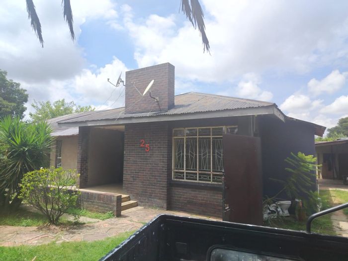 For Sale: 6-bedroom house in Witbank Ext 5 with private bathrooms and rental potential.