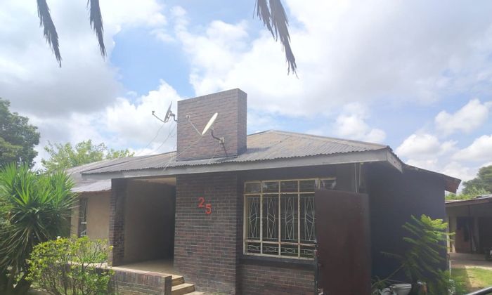 For Sale: 6-bedroom house in Witbank Ext 5 with private bathrooms and rental potential.