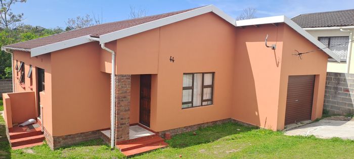 Haven Hills House For Sale: 3 bedrooms, garage, spacious lounge, and kitchen.