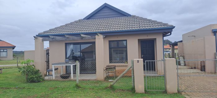 Kidds Beach House For Sale: 3 bedrooms, gated estate, solar geyser, rainwater tank.