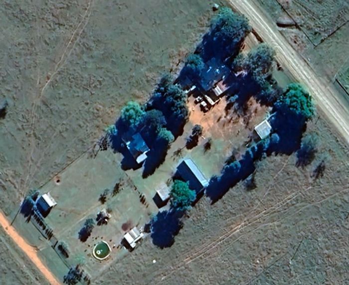 Farm for Sale in Geluksburg Central: 6 beds, poultry, beehives, and chalets.