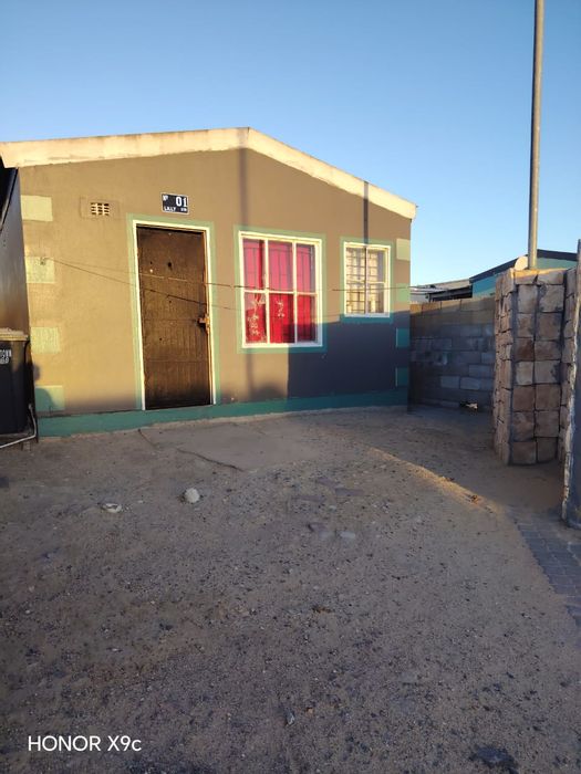 Freestanding 2 Bedroom House with Open-Plan Kitchen in Silwood Heights For Sale.