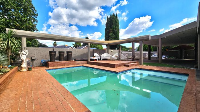 Risiville House For Sale: Three bedrooms, granny flat, pool, and spacious living areas.