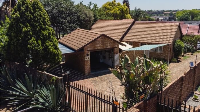 Eastleigh Townhouse For Sale: 3 bedrooms, private garden, pet-friendly, near schools.