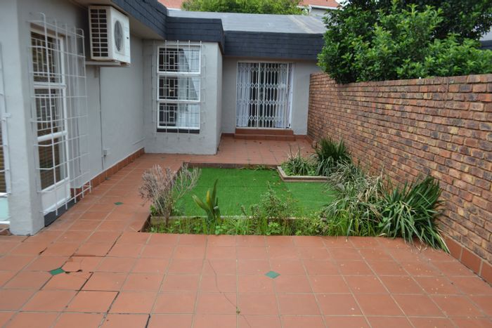 Moreleta Park Townhouse To Rent: 3 bedrooms, private garden, secure complex amenities.