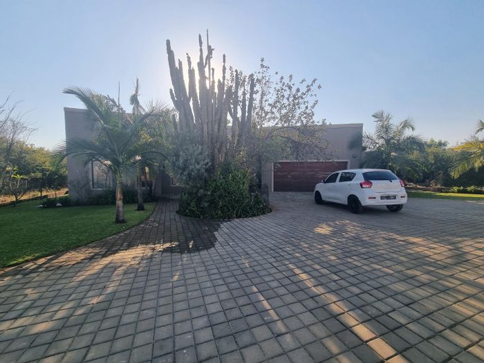 House to Rent in Seasons Lifestyle Estate: 3 beds, 3 baths, patio, garden.