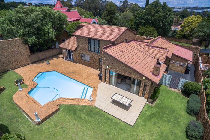 Eden Glen House For Sale: 5 bedrooms, pool, bar, garden, double garage.
