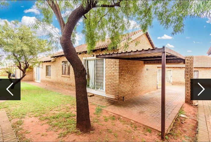 For Sale: 2-Bedroom Apartment in Witpoortjie with Fitted Kitchen and Bathroom.