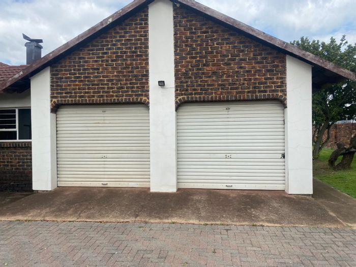 House To Rent in Birchleigh North: 3 Bedrooms, 2 Lounges, Double Garage.