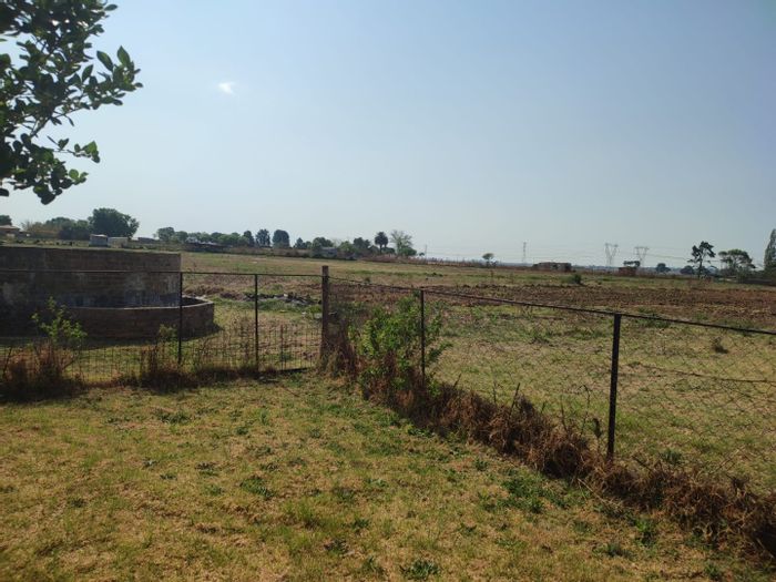 Putfontein Farm For Sale: 2-bedroom house on 2 hectares with garage.