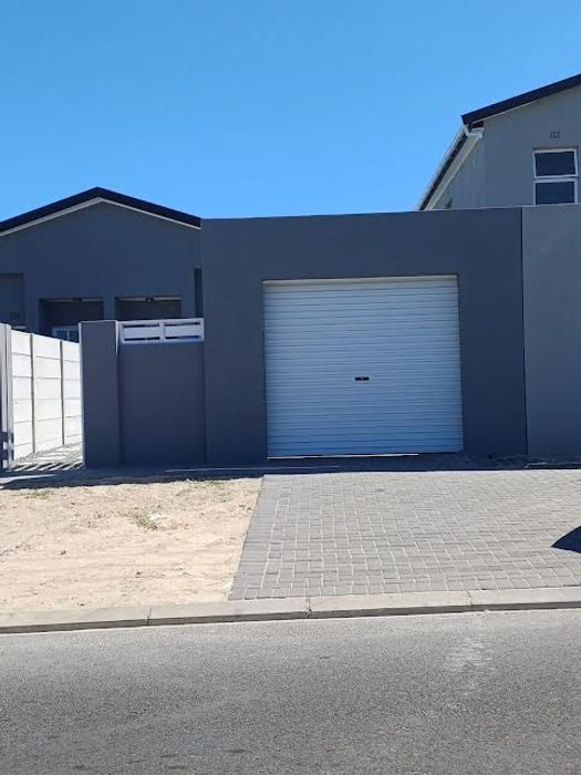 Sunbird Park House For Sale: 2 Bedrooms, near schools and shopping amenities.