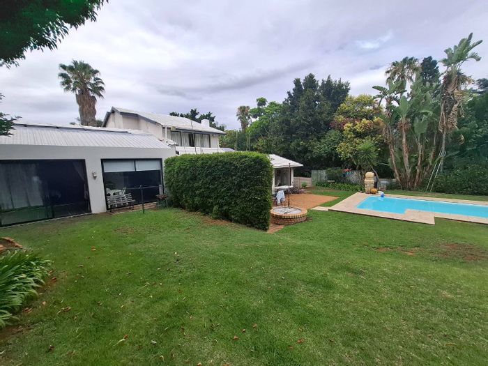 House For Sale in Waterkloof Ridge: Pool, 3 Flats, Security, Parking.