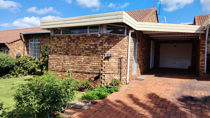 House for Sale in Die Hoewes: 2 bedrooms, open-plan living, secure community amenities.