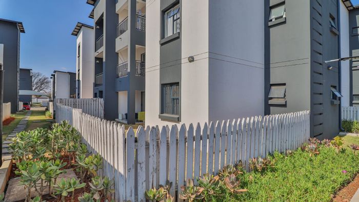 Brentwood Park House For Sale: 3 bedrooms, garden, backup power, secure complex amenities.