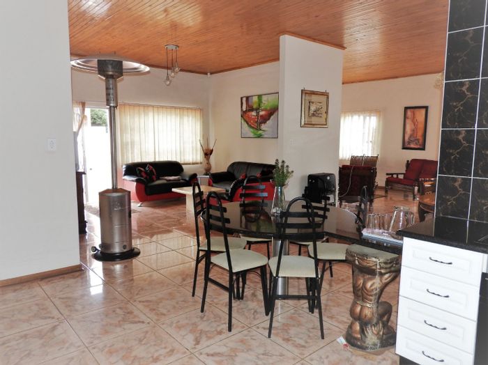 For Sale: House in Vaal Marina Central with 4 beds, cottage, and double garage.