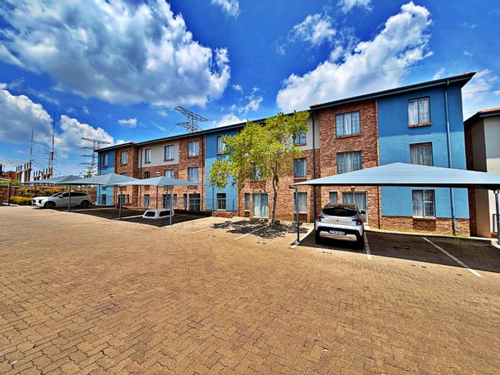 Rooihuiskraal North Apartment For Sale: 24/7 Security, Rental Income, Prime Location.