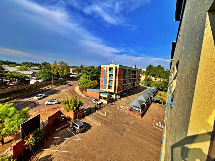 Die Hoewes Apartment For Sale: Secure complex, immediate rental income, low levies.