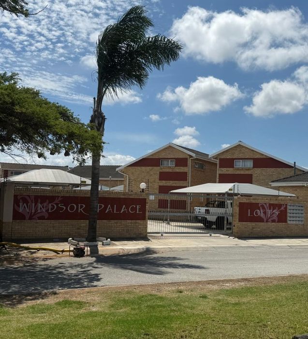 Windsor Park Townhouse For Sale: Secure complex, private courtyard, convenient amenities.