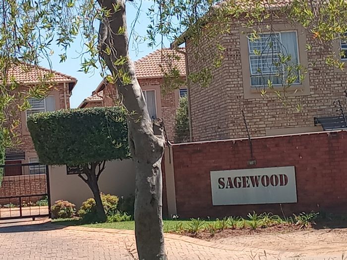 Heuwelsig Estate Townhouse For Sale: 3 Bedrooms, Double Garage, Spacious Yard.