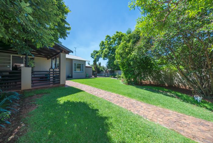 House To Rent in Lakeside Village: 3 beds, cottage, garden, pet-friendly, solar system.