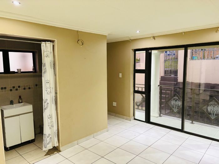 Crossmoor House For Sale: 4 bedrooms, flatlet, garage, close to amenities.