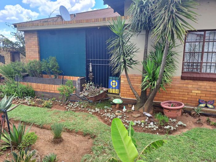 For Sale: Spacious 4-Bedroom House in Kempton Park Ext 2 with Braai Area.