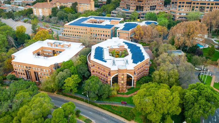 Commercial Space To Rent in Parktown: Prime location, on-site café, reliable power.