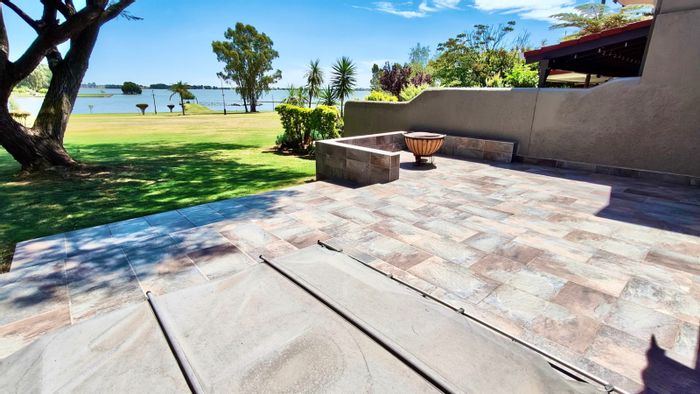 Vaal Marina Central House For Sale: Waterfront living, 3 beds, jacuzzi, boat facilities.