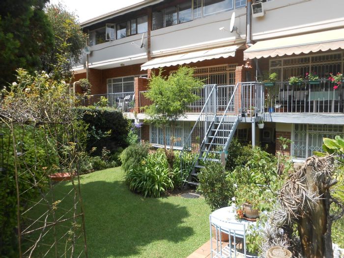 Craighall Park Townhouse To Rent: 2 bedrooms, garden, secure complex, ideal location.