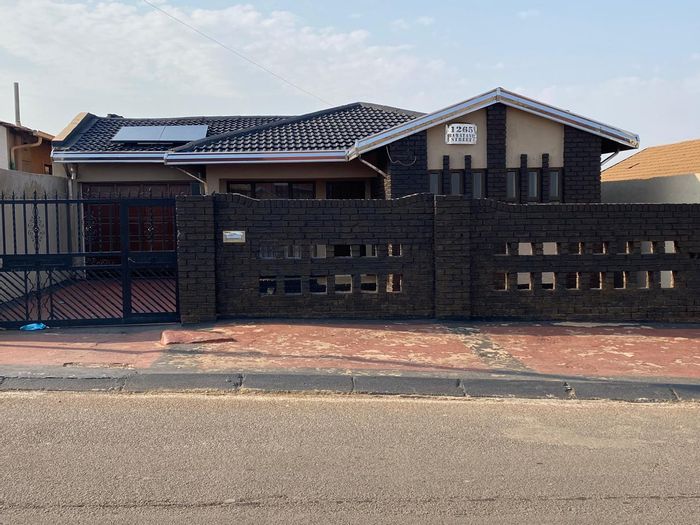 For Sale: 3-Bedroom House in Naledi with Garage, Dining Room, and Secure Yard.