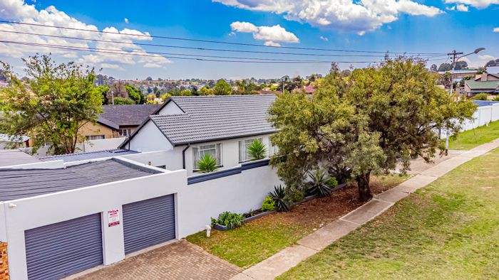 4-Bedroom House For Sale in Lindhaven with double garage and spacious garden.